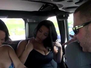 3 filles montrent leurs nichons et se font baiser pour de l'argent,
