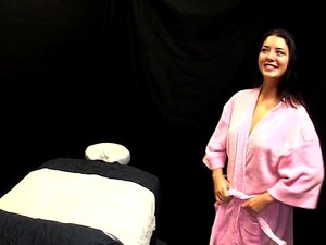 Des petites coquines séduites par un massage érotique