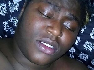 Une BBW noire tremble de plaisir en se faisant doigter