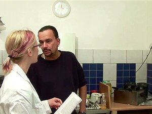 Le beau-père séduit sa belle-fille pour qu'elle le baise dans la