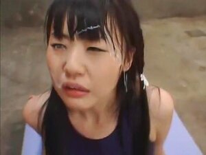 La nana japonaise la plus chaude Tsubomi dans un film de doigtage