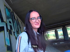 Agent Public Sexy corps tchèque baisé sous un pont public après