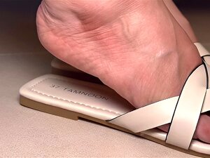 Faites glisser des sandales footjob et couvrez-les d'une énorme