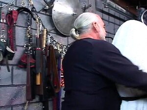 bébé se fait scotcher la bouche et attacher les mains