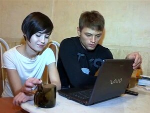 Un inconnu baise une jolie beauté luxueuse avant son boyfrie