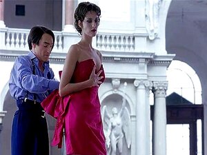 Scène nue de Susie Bick flirtant