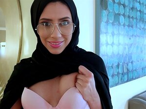 ExxxtraSmall-mignonne Portant Un Hijab Baisée