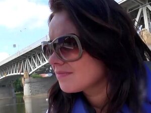 Pick Ups en public - Amber obsédée par le sexe baisée dehors avec