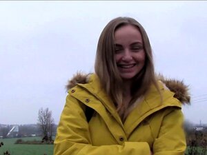 Amateur à gros seins baise pour de l'argent en public