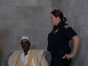 Paire de flics blancs *** Des hommes noirs se frottent à leur chatte.