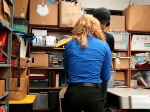 Voleuse satisfaisant le garde de sécurité aux gros seins,