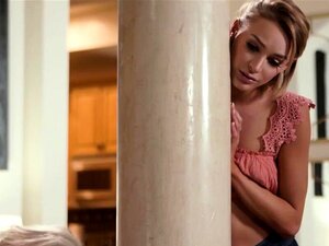 Découvrez une superbe blonde pornstar vivre sa première expérience