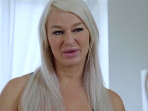 La belle-mère aux gros seins et sa mignonne belle-fille s'embrassent