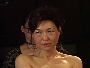 Babe asiatique dans une scène de bondage à la corde, dans cette