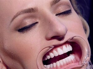 Blonde enchaînée tourmentée avec des pieux. Le haut du corps