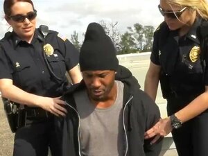 Plan à trois interracial amateur en plein air avec une MILF flic à