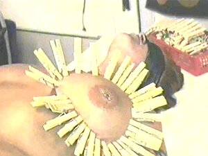 Épingles à linge sur le sein