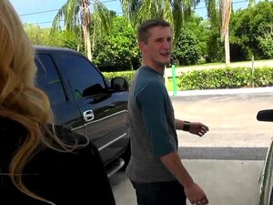 MilfHunter - Holly en chaleur, On est entrés dans la station-service