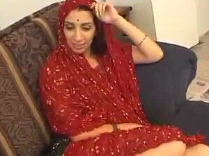 Une bite indienne sexy suce lors d'une séance photo