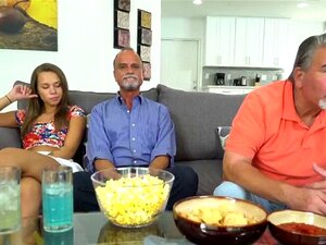 Une superbe brunette se fait baiser par un mec expérimenté. Un