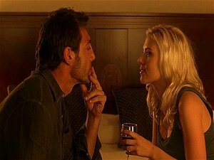 Plongez dans le monde enivrant de Christina et Vicky, tandis que