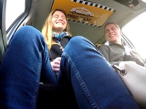  Le chauffeur de taxi a ramassé une blonde fraîche. La serveuse