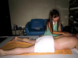 Une masseuse amateur thaïlandaise avec un cul juteux fait son cl. Une