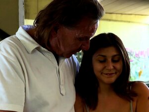 La sexy petite July Johnson se fait pilonner par une grosse bite de