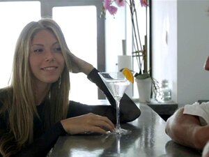 fraîche beauté blonde excitante prend le contrôle et satisfait ses