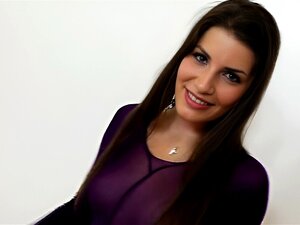 Une brune séduisante, couverte de nylon, satisfait ses envies dans un