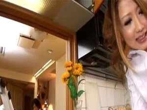 Une femme au foyer japonaise se fait baiser dans sa cuisine