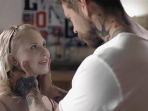 La virginité de Lily est prise par un homme étrange plus âgé. Lily