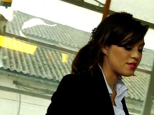 Tiffany Doll est une cadre d'affaires chic et magnifique, qui s'ennuie