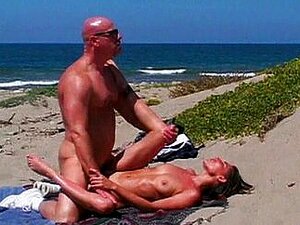 Salope sexy se branle à la plage
