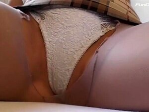 Une blonde allemande suce souvent des bites pendant que son mari est