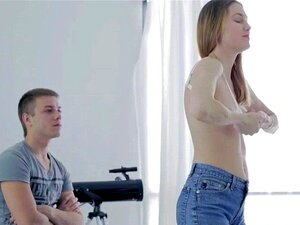 Une mignonne blonde fraîche et excitée chevauche durement. Mignonne