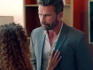 La superbe petite Cecilia Lion séduit son patron playboy