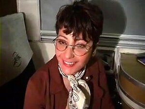 Une MILF européenne salope s'amuse sexy dans le train, elle suce la