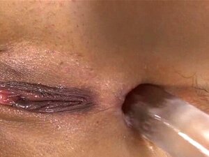 La ravissante brune floozy ne porte pas de culotte. La chérie chaude