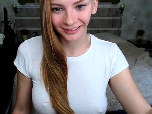 Regardez cette belle blonde s'adonner à des jeux érotiques en solo