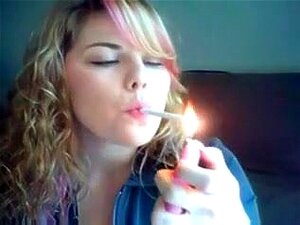 mignonne blonde fumante des années 120, fumée Livecam des années