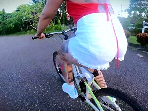 Faire du vélo et montrer mes seins. Extérieur