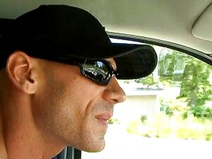 Baiser la femme cocue sur le canapé