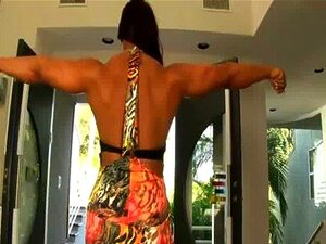 Aziani Iron Amber Deluca Bodybuilder amazonien avec un énorme clito