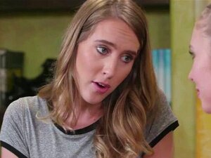 La jolie Clien Lena Paul se fait lécher la chatte juteuse par C. La