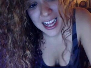 Gros plan sur une nana avec une chatte serrée qui se masturbe. La