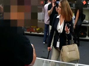 Femme plantureuse et chaude baisée dans l'arrière-boutique pour un