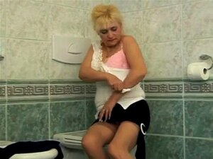 Laissez-vous séduire par l'allure sensuelle d'une blonde mature en