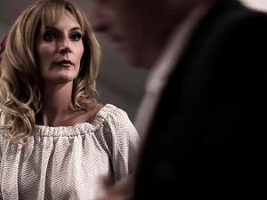 Belle-mère folle saute dans un plan à trois avec son beau-fils