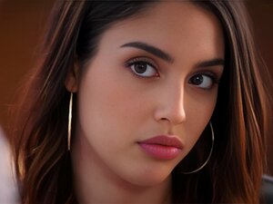 Vanessa, une brune timide, libère son côté sauvage en séduisant